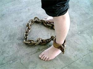 '酷刑图片:戴脚镣'