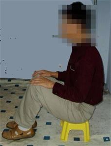 '酷刑图片:整天码坐,不让睡觉'