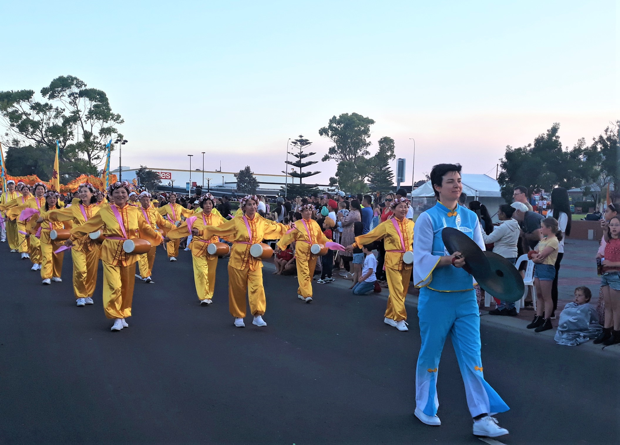 图1~4:二零二二年十二月十一日傍晚,法轮功学员参加了西澳第三大城市班伯利(Bunbury)的年度圣诞游行。