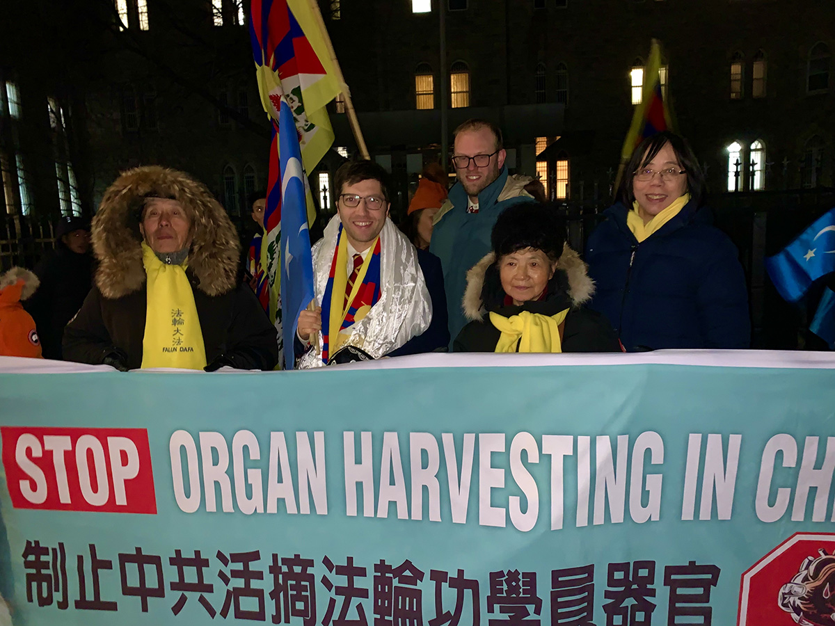 图5:部份法轮功学员和国会议员吉尼斯(Garnett Genuis)、威尔森(Arnold Viersen,后排)在中使馆前抗议中共活摘器官暴行。