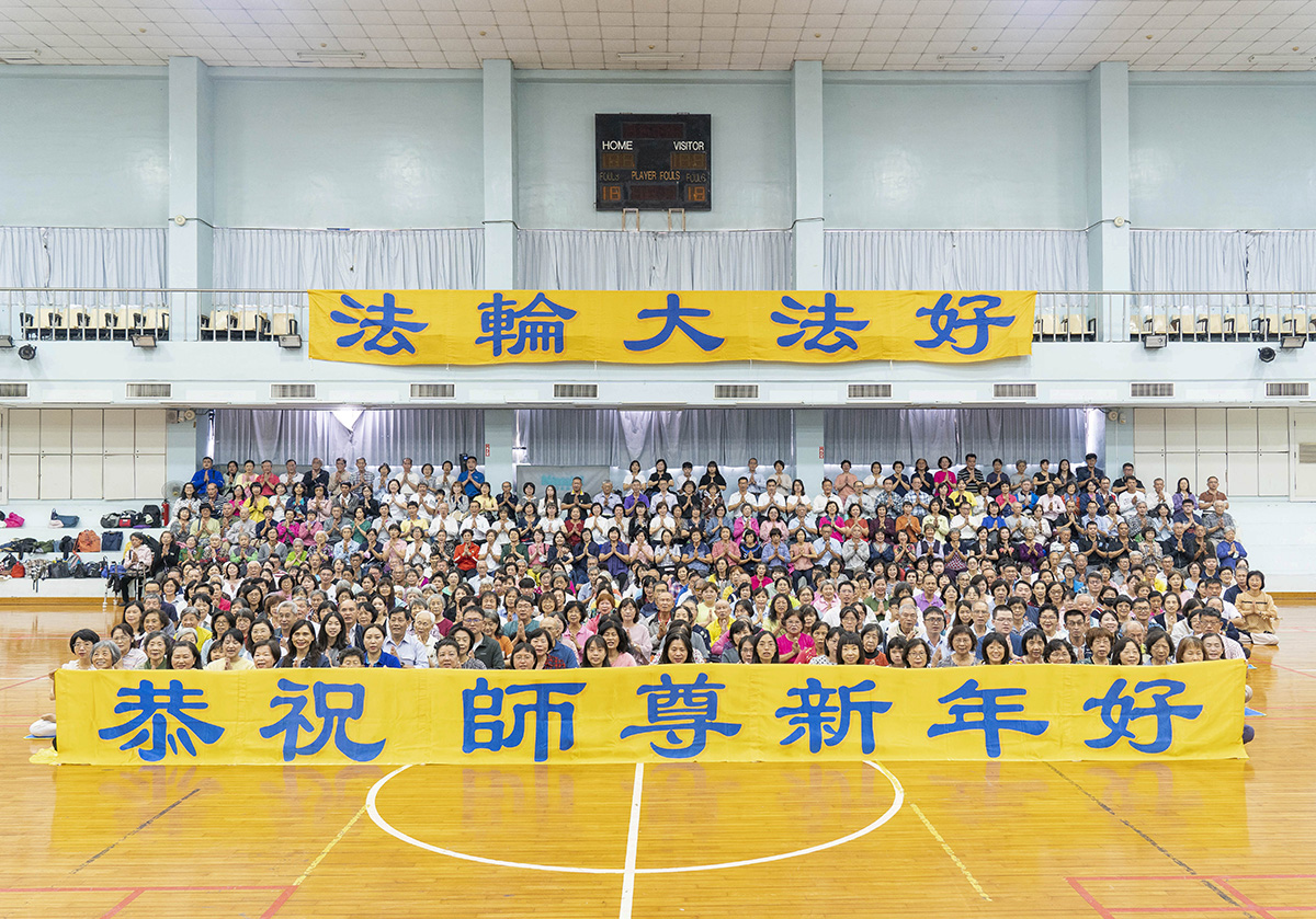 图1:台湾高雄部份法轮功学员于二零二二年十二月岁末,齐聚于高雄仁武区中华电信学院向法轮功创始人李洪志先生祝贺二零二三年新年好,表达对师父最崇高的敬意和感恩。