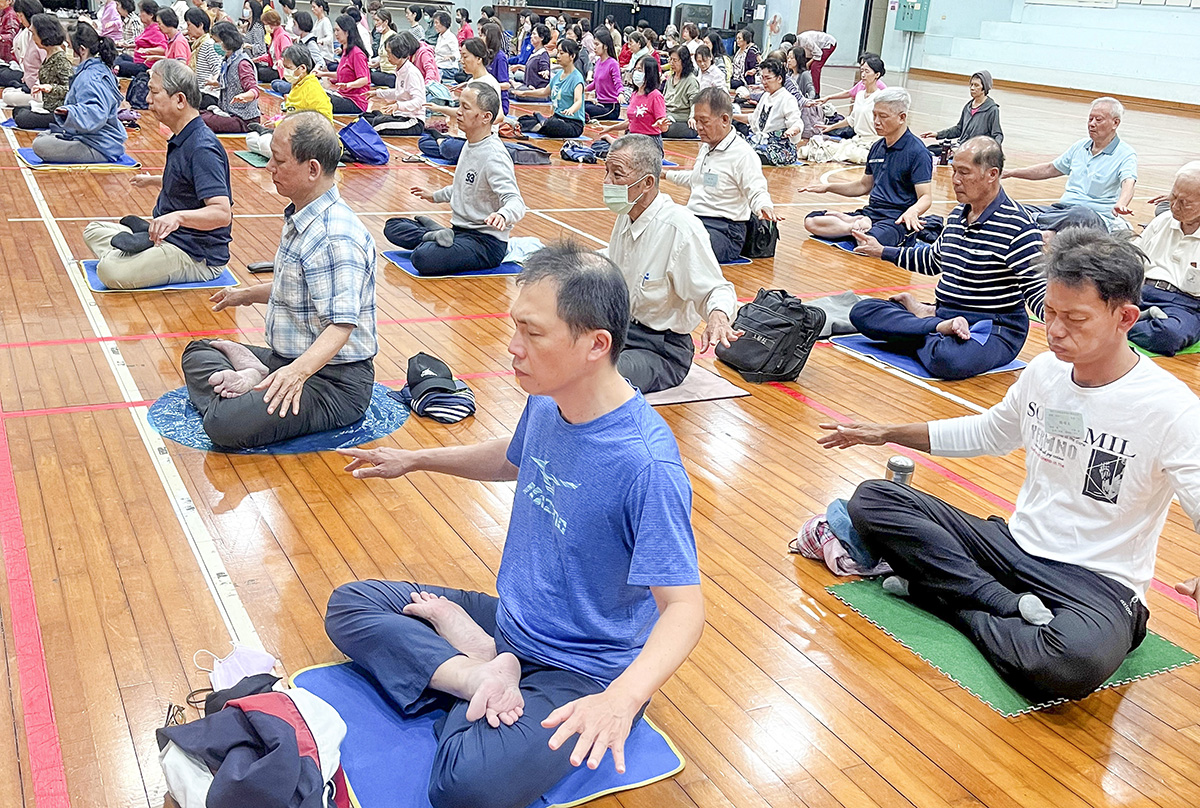 图2~3:二零二二年十二月岁末,高雄部份法轮功学员于高雄仁武区中华电信学院活动中心集体炼功。