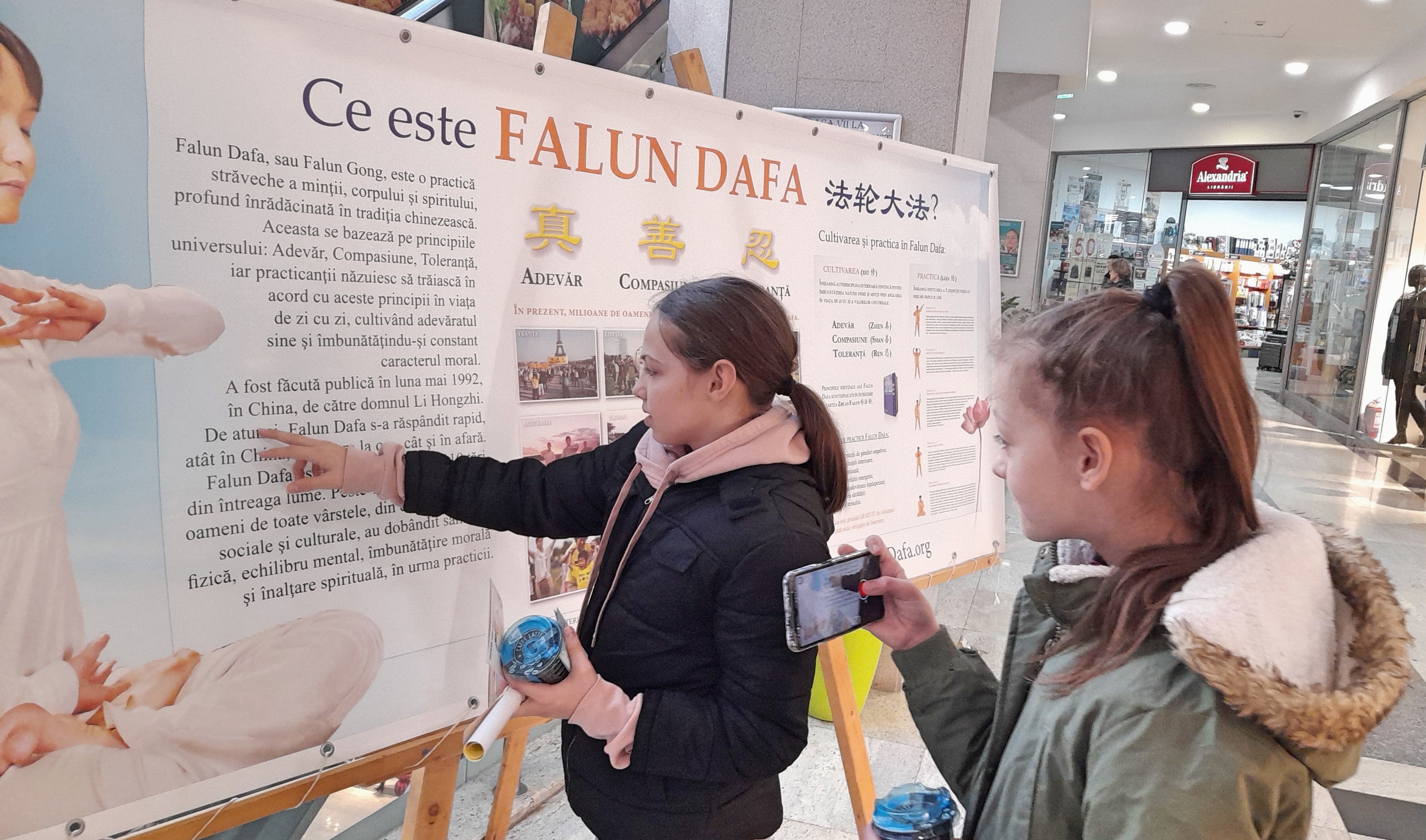 图4:伊丝米娜和加布里埃拉认真阅读真相展板。