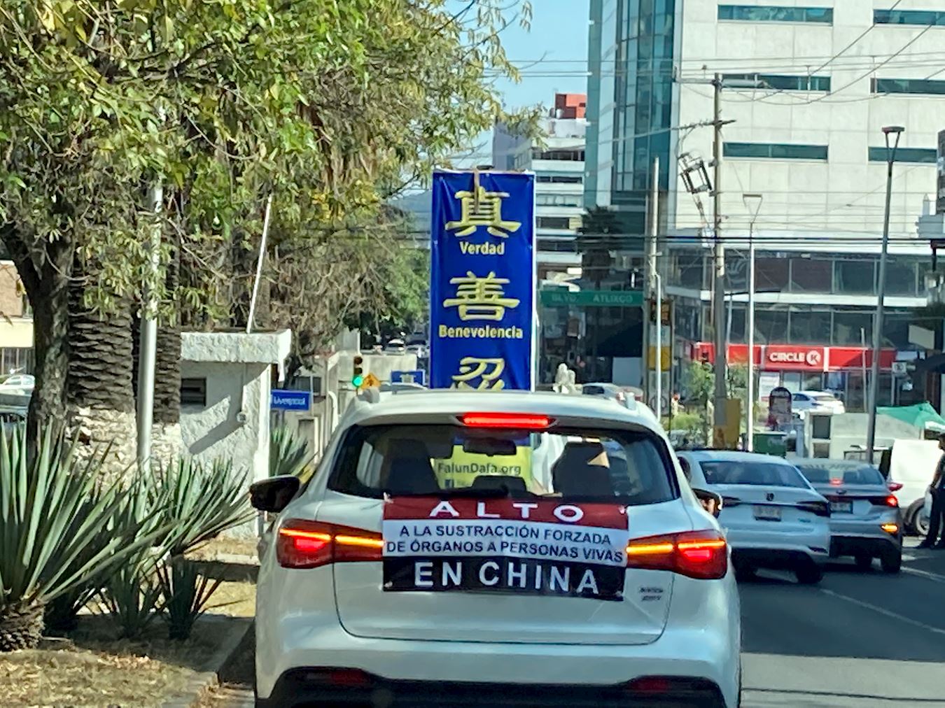 '图1~2:二零二二年十二月九日,墨西哥普埃布拉法轮功学员举办真相汽车游行,告诉人们法轮大法的美好,以及中共对修炼真、善、忍的法轮功学员的残酷迫害。'