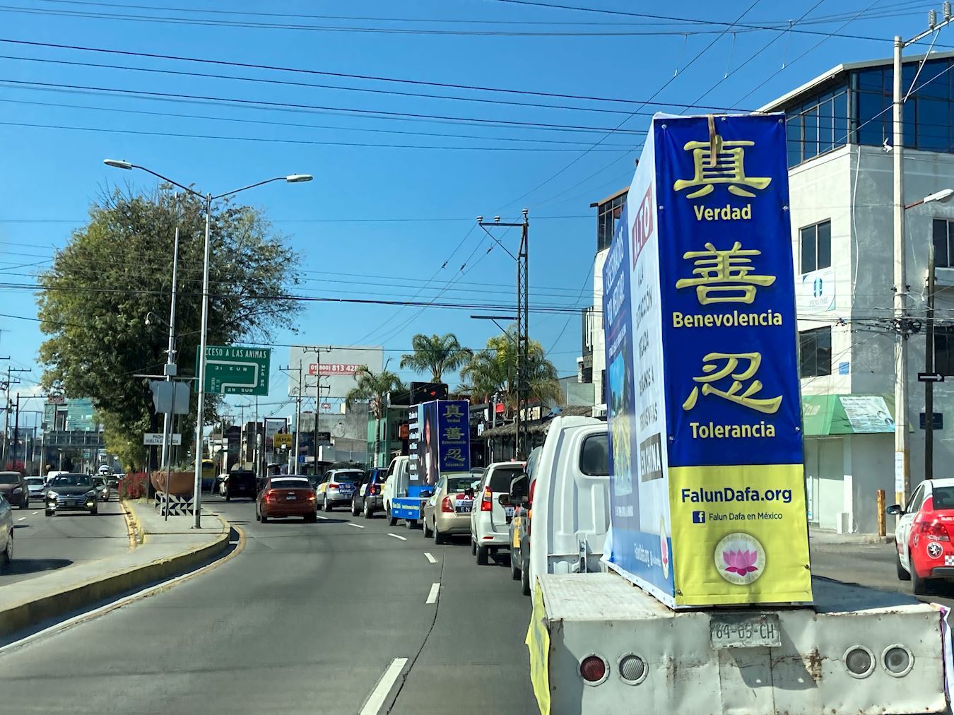 '图4:二零二二年十二月九日,一行装饰醒目的车队在墨西哥最重要城市之一普埃布拉的主要街道上巡游,传播法轮功的真相。'