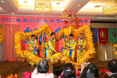 '图2~3:金龙飞舞、金狮腾跃下拉开当天庆祝活动的帷幕。'