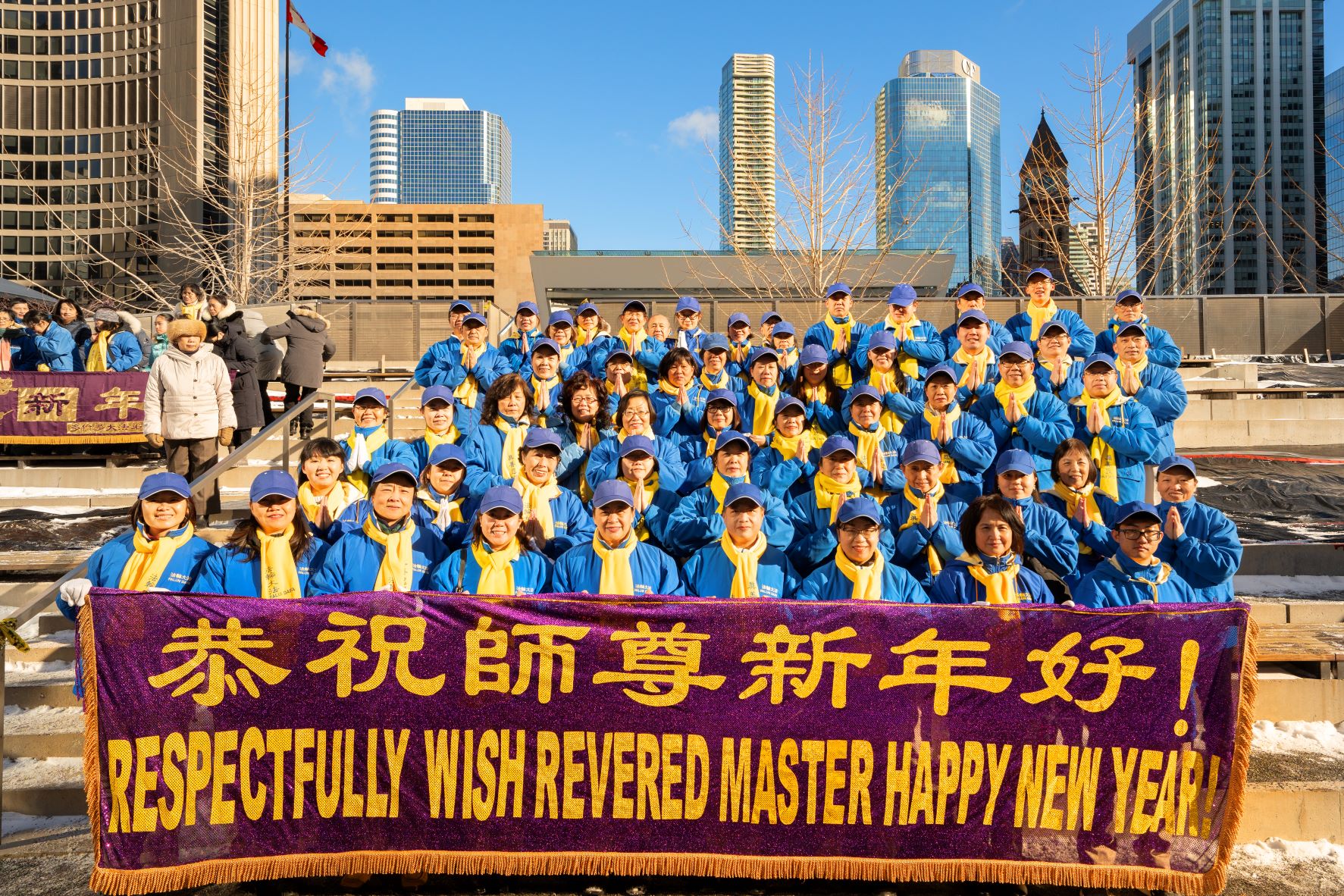图5:多伦多天国乐团部份成员恭祝慈悲伟大的师尊新年快乐!