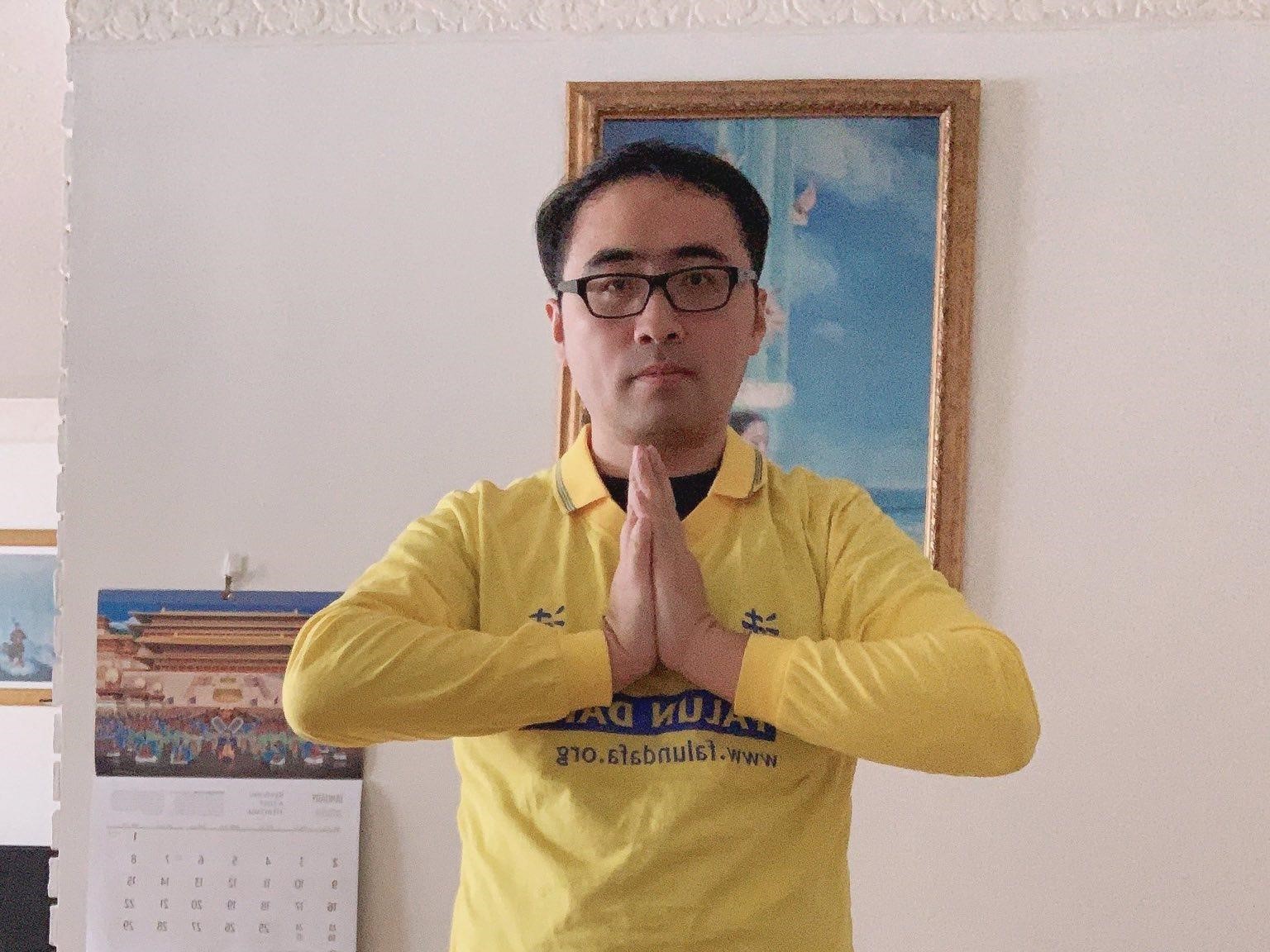 图7:从小一直跟着母亲修炼的青年学员李元龙恭祝慈悲伟大的师尊新年快乐!