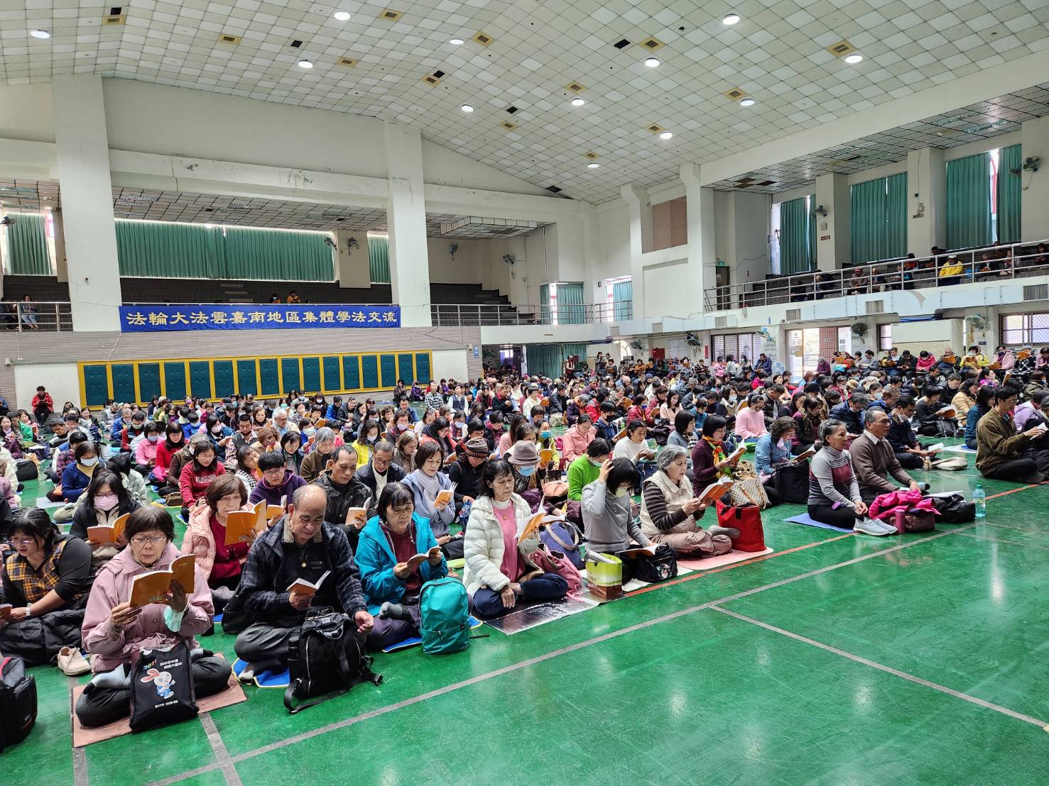 图2:台湾云嘉南部分法轮功学员于二零二二年十二月岁末,齐聚台南新兴国小举办云嘉南一日学法交流,大家比学比修,互勉精進,以报师恩。