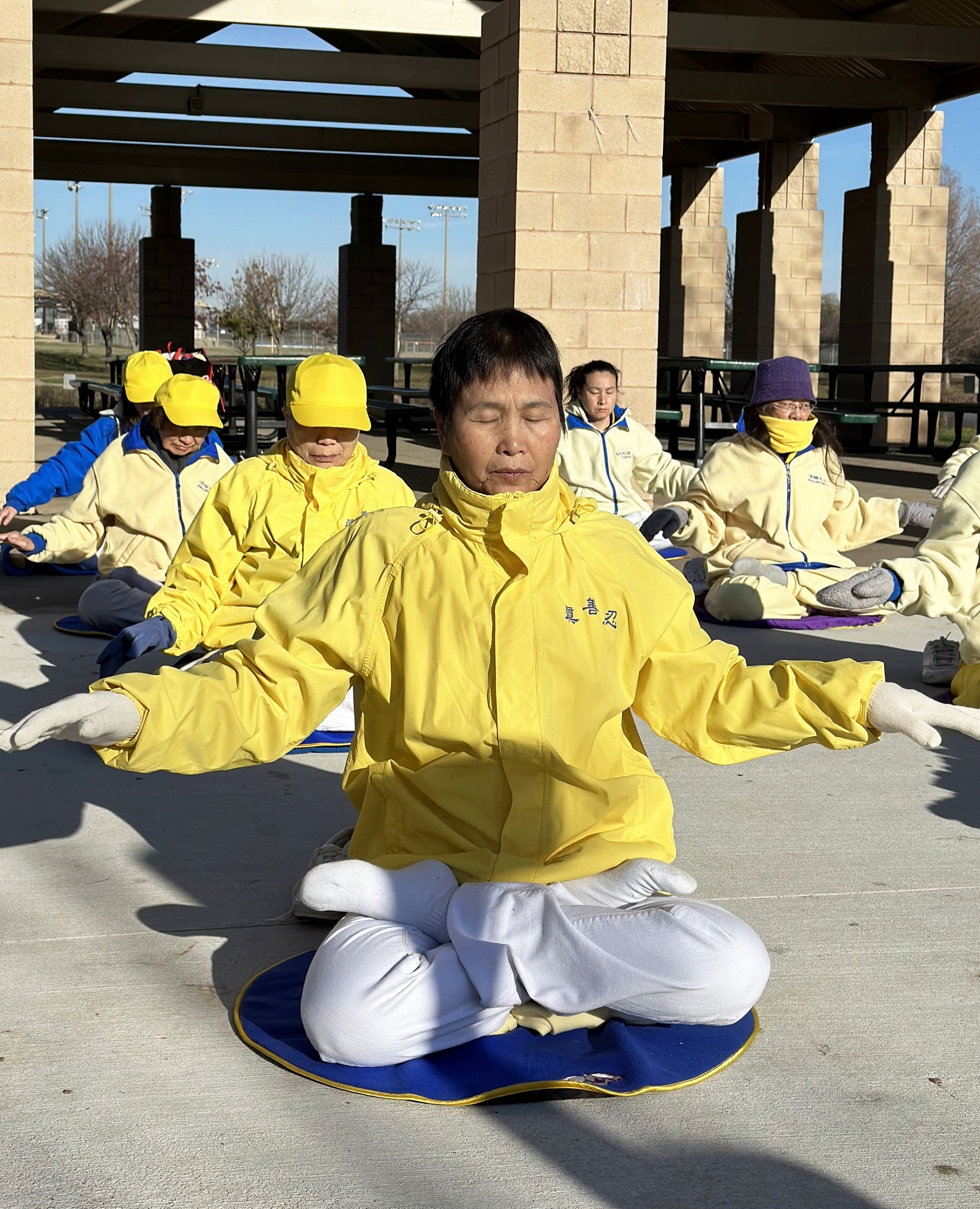 图3:法轮功学员珊在布兰诺市Russell Creek公园参加集体炼功