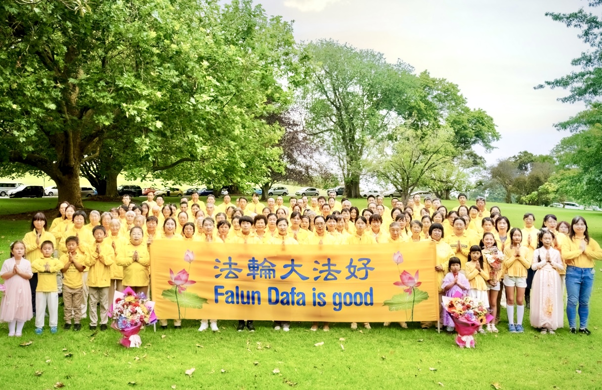 图1:新西兰法轮功学员恭祝师父新年快乐