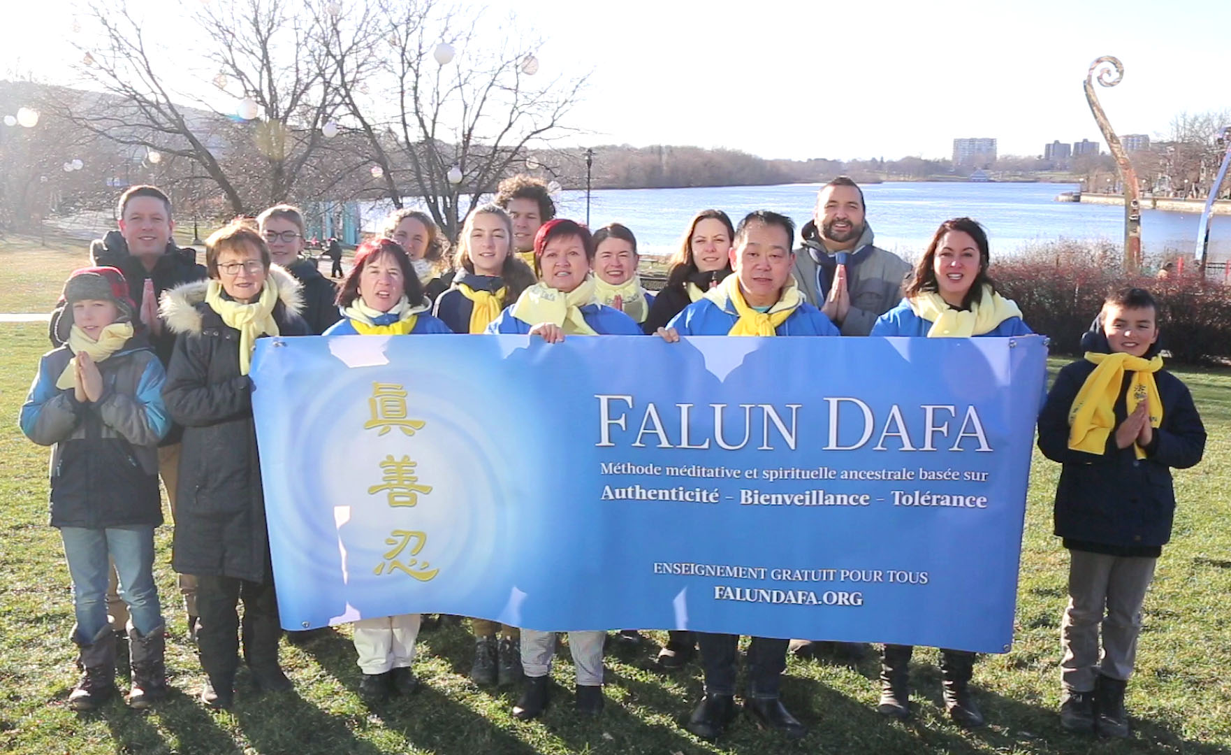 图3:二零二三年新年来临之际,舍布鲁克部份法轮功学员通过视频向法轮大法创始人李洪志师父表达问候。
