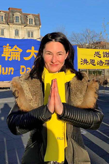 图4:蒙特利尔法轮功学员卡梅利亚(Camélia)说,第一次读《转法轮》时便放不下,一连通读了三遍。修炼法轮功使她受益匪浅,在新年来临之际,她对李洪志师父表达感恩。