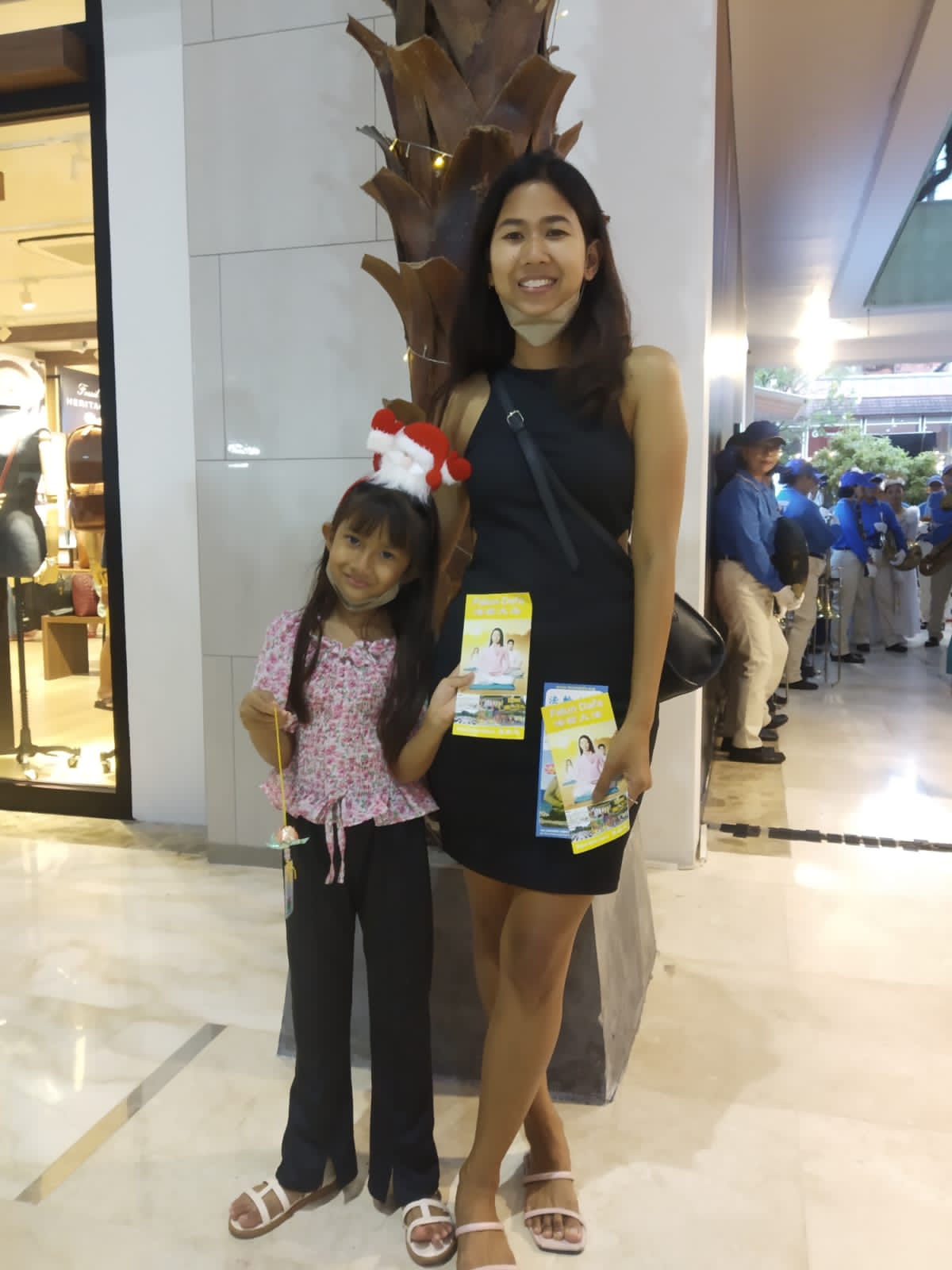 图3:玛丽亚(Maria)和女儿开心的了解了法轮功的信息