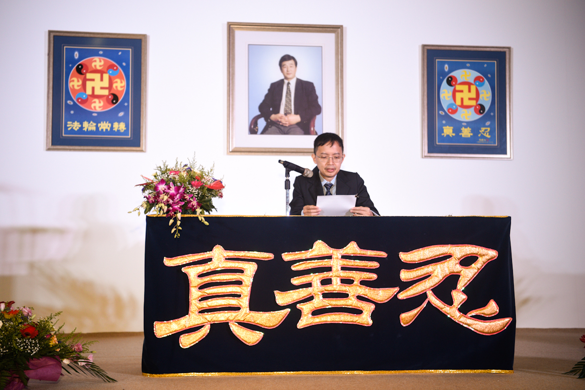 图2~5:二零二二年十二月二十六日,新加坡法轮大法修炼心得交流会隆重召开。图为学员在台上交流心得体会。