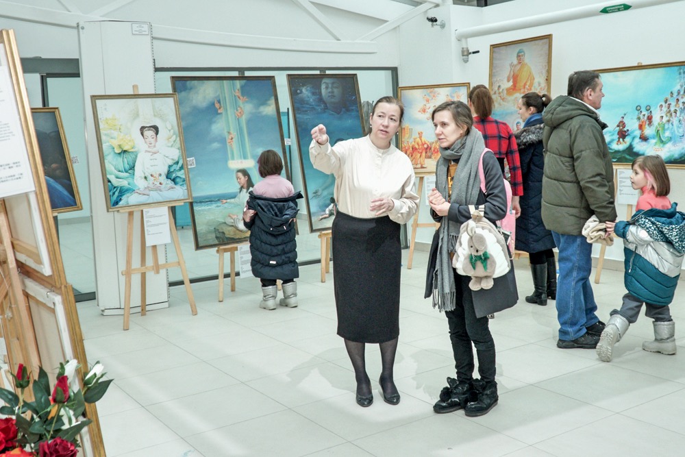 图1~4:二零二二年十二月二十四日、二十五日,“真善忍美展”在莫斯科市的Mosaic购物中心举办。前来观看美展的观众络绎不绝。
