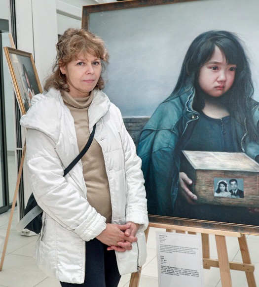 图6:前经理人拉里萨观看美展后表示:“我非常感动。”