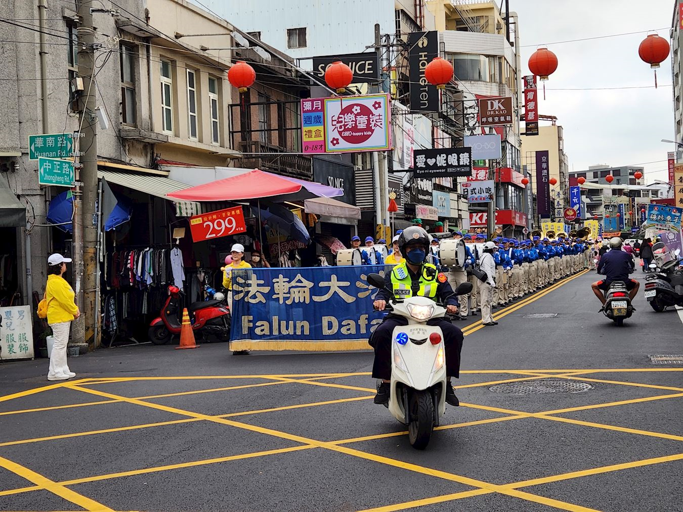 '图1:警察为游行开道维护安全,天国乐团气势如虹,震撼出场。'