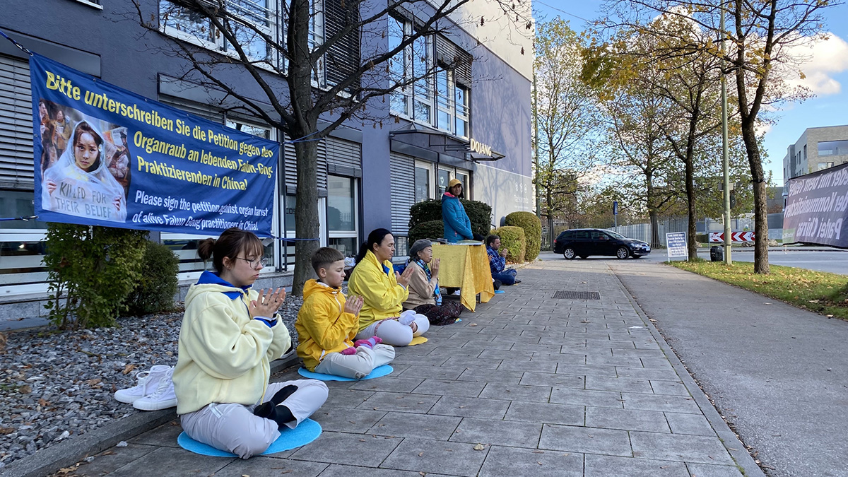 图1:几年来,德国慕尼黑法轮功学员坚持每周四在中领馆前和平抗争,制止中共迫害法轮功。图为二零二二年十一月十日的和平抗争活动。