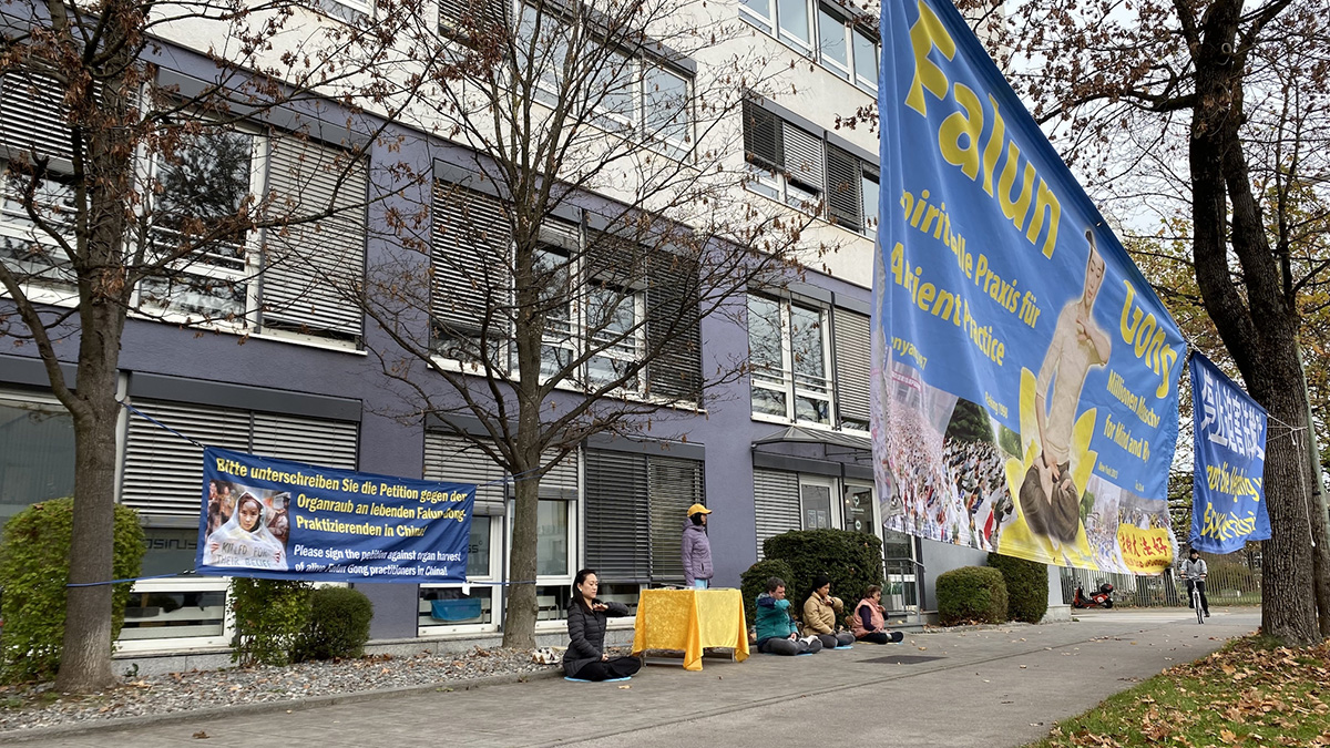 图2~6:二零二二年十一月和十二月法轮功学员在慕尼黑中领馆前炼功,和平抗争。