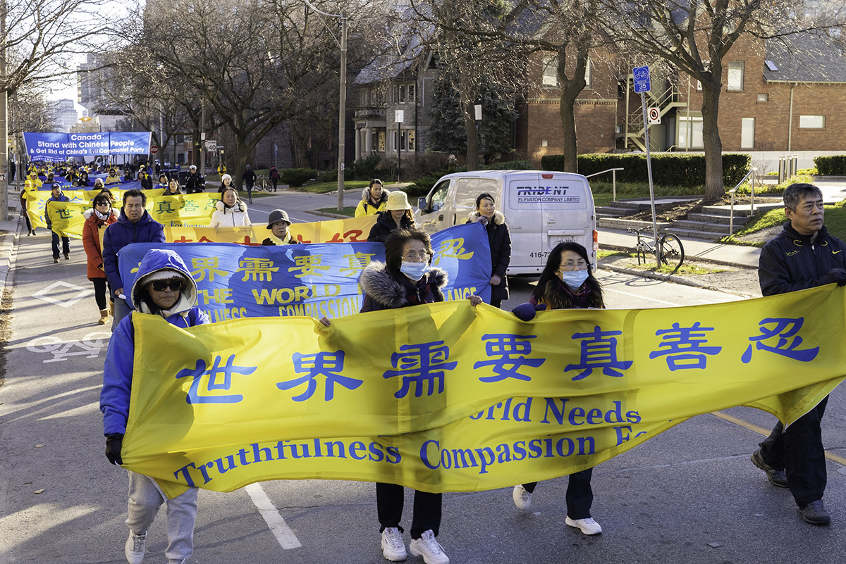 图9~15:集会结束后,下午2点开始游行到多伦多中共领馆前,继续集会。