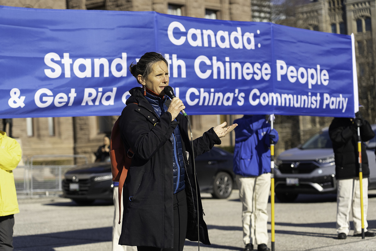 图21:多伦多市长候选人莎拉·克莱门哈加(Sarah Climenhaga)在集会上发言