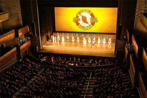 '图2:二零二二年二月十二日,神韵新纪元艺术团在俄克拉何马州首府市政音乐厅(Civic Center Music Hall)上演了二场演出,票房均爆满。(新唐人电视台)'