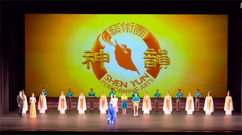 '图4:二零二二年二月十二日,神韵北美艺术团在伯明翰BJCC音乐厅(BJCC Concert Hall)的两场演出。图为演出结束时,演员谢幕时为观众表演在演出中的高难度舞蹈技巧动作。(新唐人电视截图)'