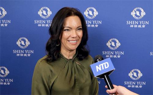 '图10:埃斯特拉⋅埃尔南德斯(Estela Hernandez)表示,观看神韵,感悟到人生意义。(新唐人电视台)'