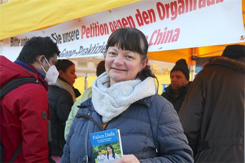 '图7:医疗护理人员珀普利女士(lrona Lateroni Populi)表示,法轮功学员祥和的炼功场面很吸引她。'