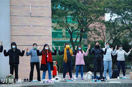 '图1~2:二零二二年二月八日至十日,台湾法轮大法青年冬令营在云林环科大学举行。图为青年学子晨炼。'