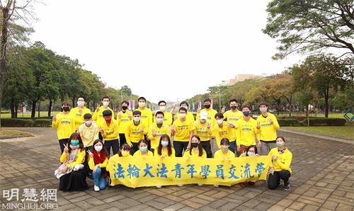 '图3:青年学子集体合照。'