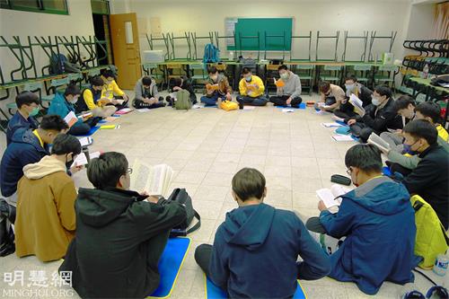 '图4:学员们分组学法交流。'