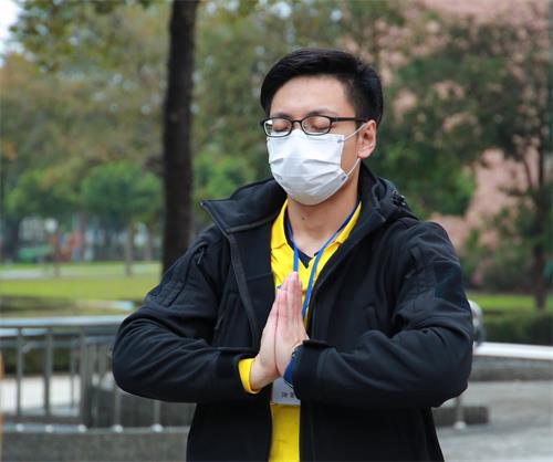 '图7:少钧因参加义工活动,从队友中得到一张法轮大法传单,有幸走入修炼。'