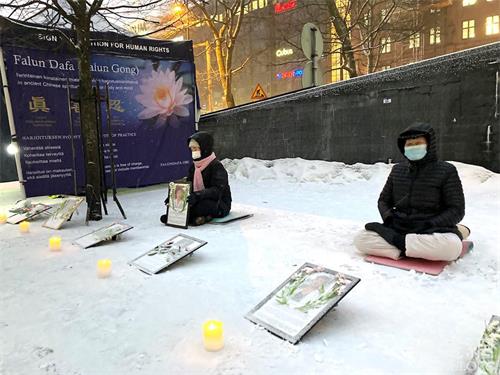 '图1:芬兰法轮功学员举行反迫害讲真相活动'