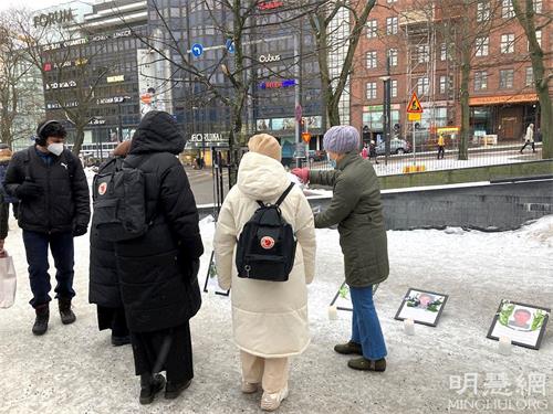 '图2~3:民众驻足了解迫害真相'