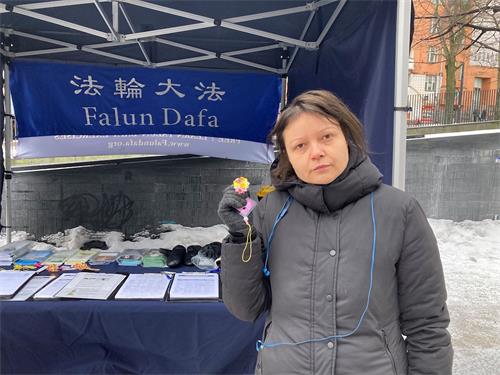 '图5:丽萨看见法轮功学员举办活动,主动签名'