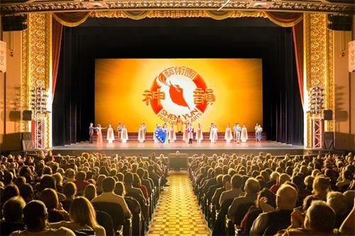 '图2:二零二二年二月十九日和二十日下午,神韵国际艺术团莅临圣路易斯的斯迪弗剧院(Stifel Theatre (Formerly Peabody Opera House)上演了二场演出。图为二十日演出的谢幕照。(大纪元)'