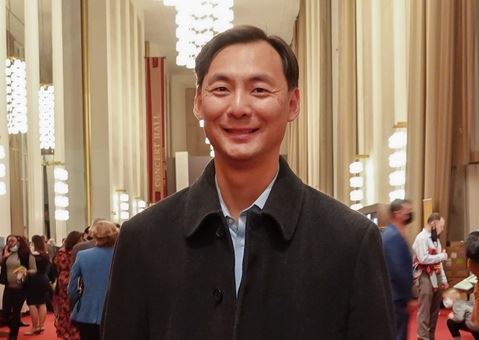 '图12:二零二二年二月十九日晚,前任美国国务院全球刑事司法事务无任所大使莫尔斯‧谭(Morse Tan)在美国华府肯尼迪艺术中心歌剧院观赏了神韵纽约艺术团的第七场演出。'