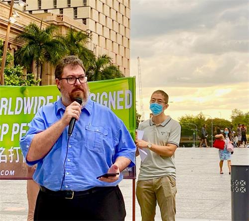 '图1:澳洲联邦议员乔治・克里斯滕森(George Christensen MP)在集会上发言。'