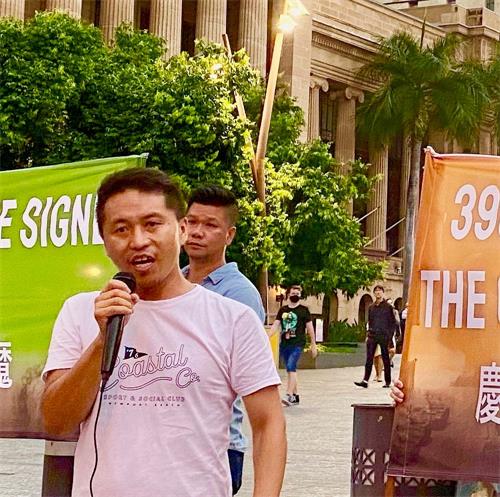 '图3:西藏流亡议会议员、人权活动家丹增·彭措·多林(Tenzin Phuntsok Doring)在集会上发言。'