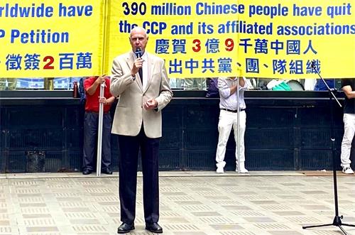 '图5:约翰・戴乐(John Deller)在集会上发言'