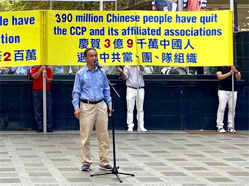 '图8:澳大利亚新疆协会主席穆罕默德・奥布勒在集会上发言'