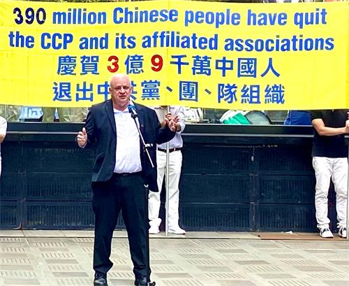 '图9:威尔森先生(Andrew Wilson)在集会上发言'