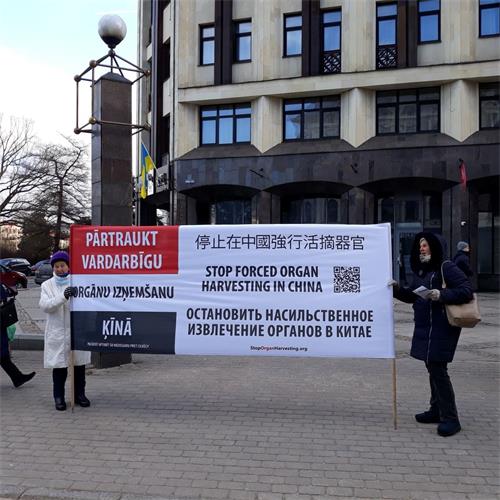'图1:拉脱维亚法轮功学员在首都里加(Rīga)举办活动'