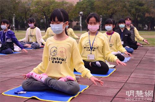 '图1~2:明慧冬令营的小朋友晨炼情形。'