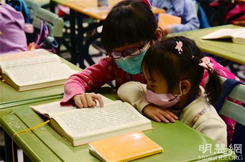 '图4:家长与小朋友一起学法。'