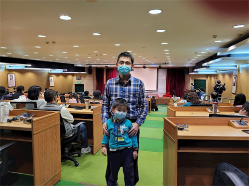 '图5:来自新北市的佳峻和儿子第一次参加觉得太棒了,他希望下次太太也一起来。'