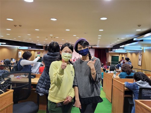 '图8:逸菁(左)的两个小孩都有过动状况,参加明慧冬令营让她感到安心。'