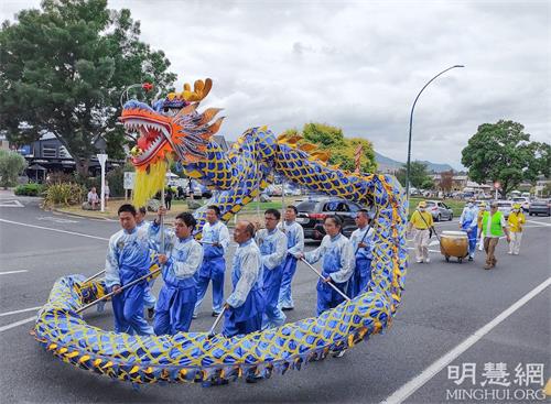 '图1~6:法轮功学员在陶波 (Taupo)游行,传播法轮功的美好和真相,受到当地民众的欢迎。'
